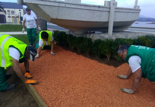 Alumnos de xardinería do obradoiro de emprego Tahume 3 melloran cos seus traballos o parque Pedra Pateira